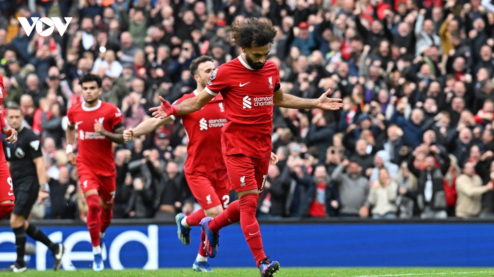 Salah ghi cú đúp, Liverpool tạm dẫn đầu Ngoại hạng Anh