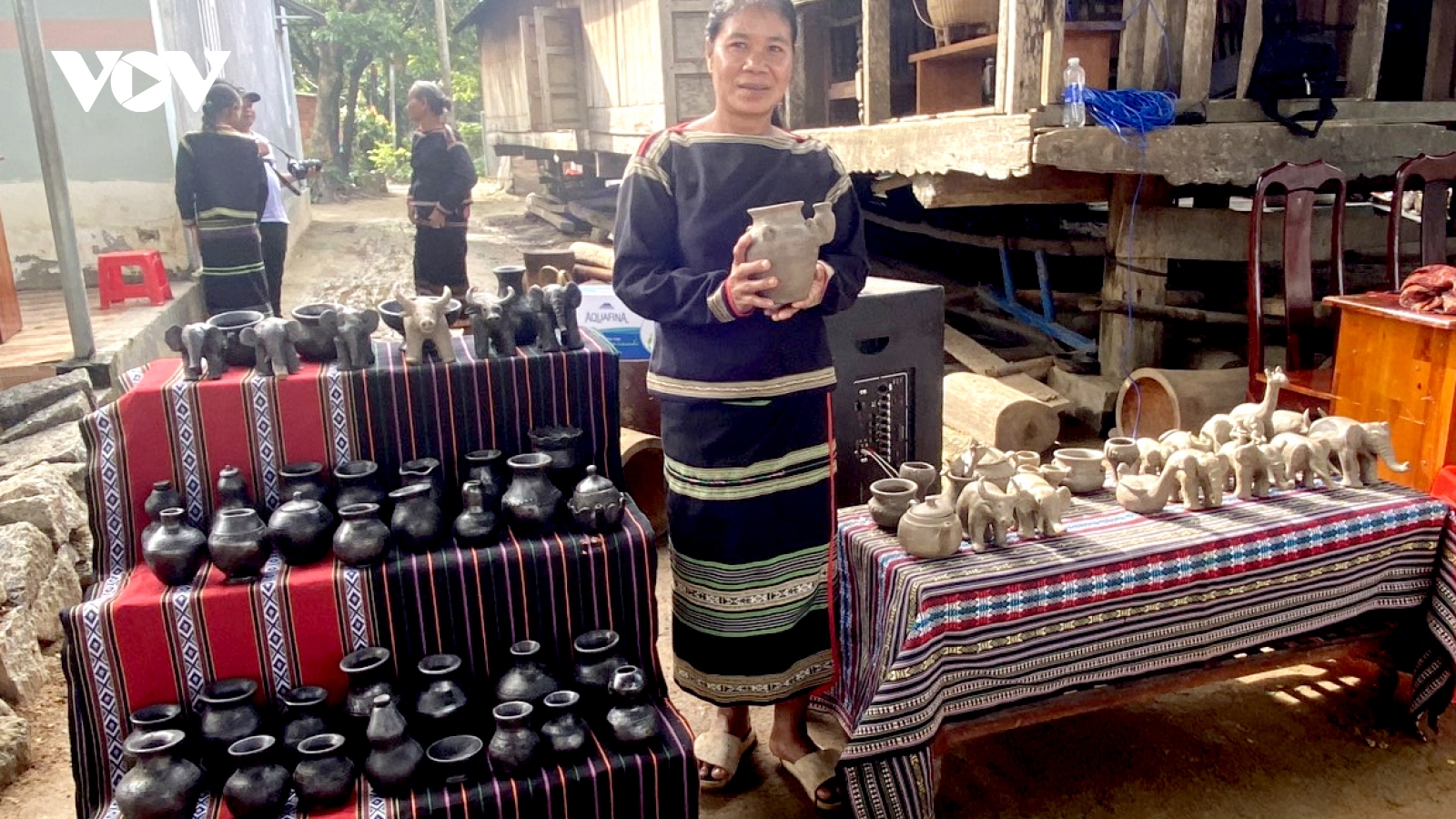 Truyền dạy nghề gốm thủ công của đồng bào dân tộc MNông