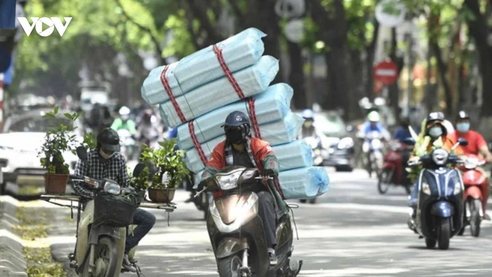 Xe máy chở hàng cồng kềnh "nghênh ngang" vi phạm giao thông tại Hà Nội