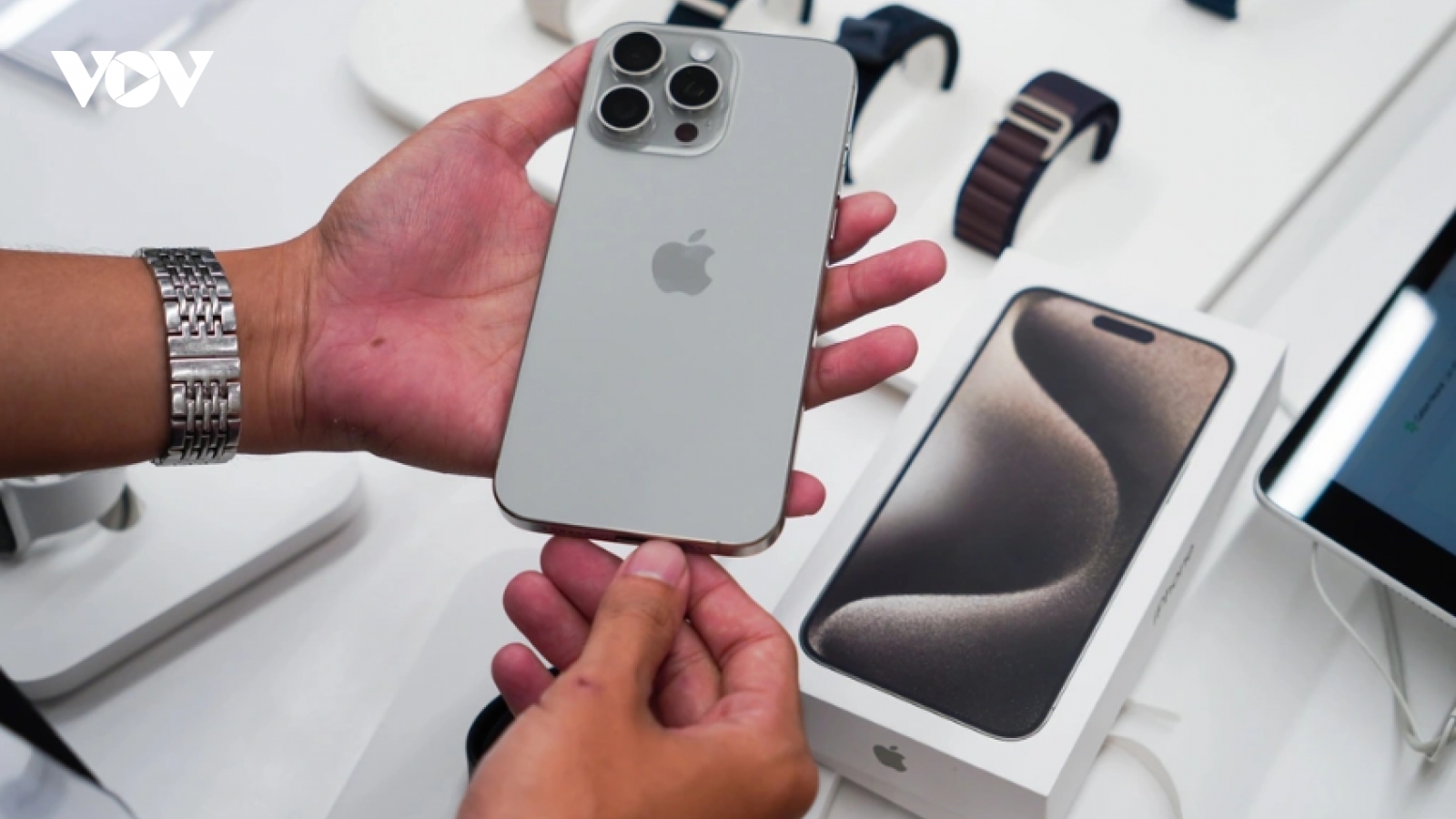 Giá iPhone 15 Pro Max tăng cao vì khan hàng