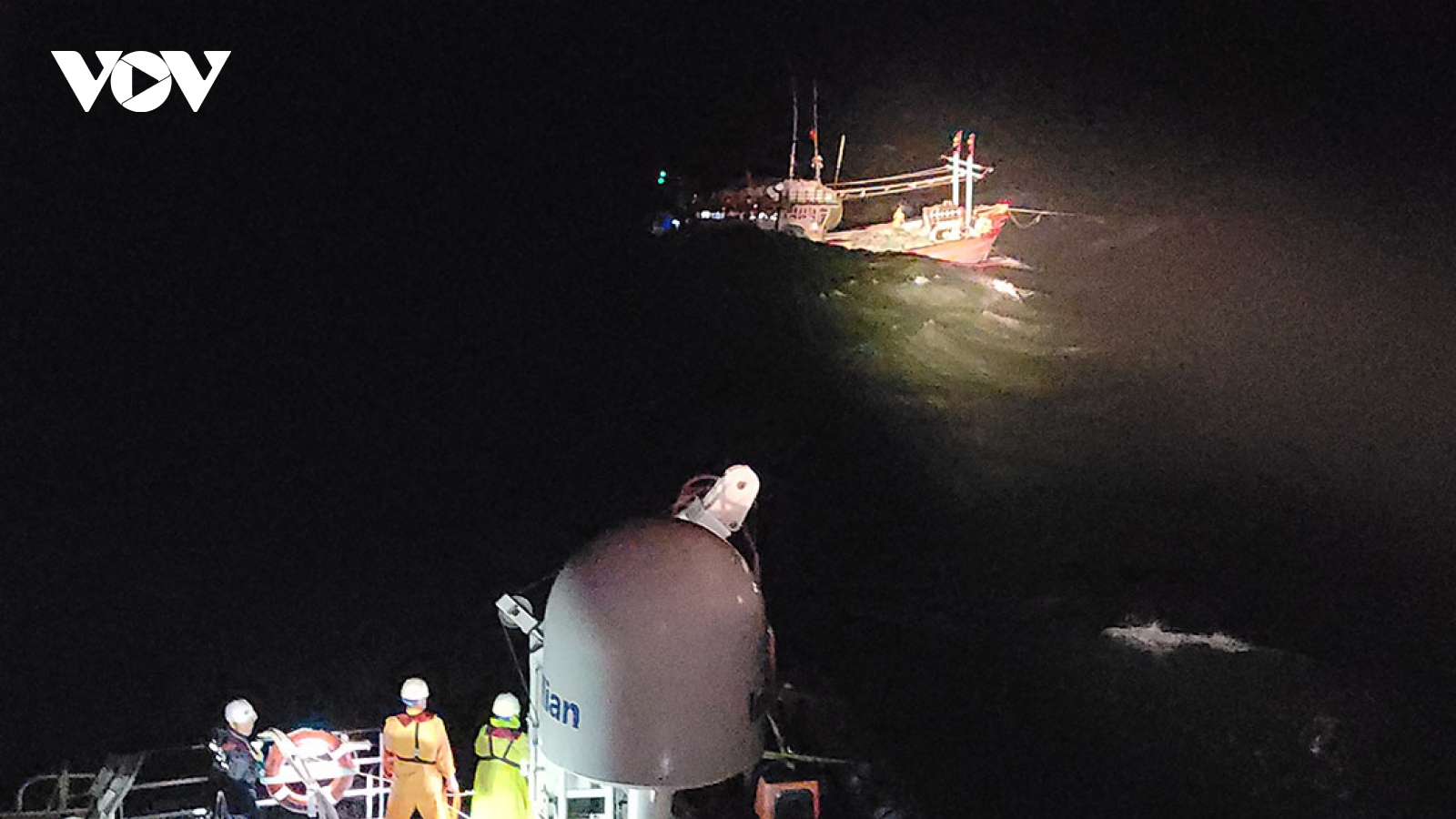 Kịp thời cứu sống 14 thuyền viên trên tàu bị chìm