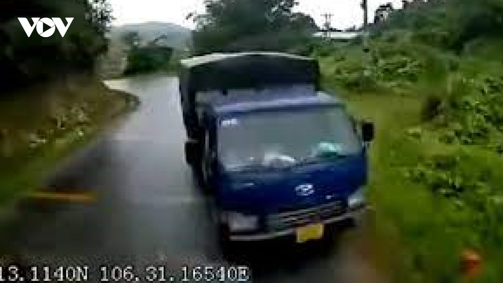 Clip: Kinh hoàng xe tải tông trực diện vào ô tô chạy ngược chiều