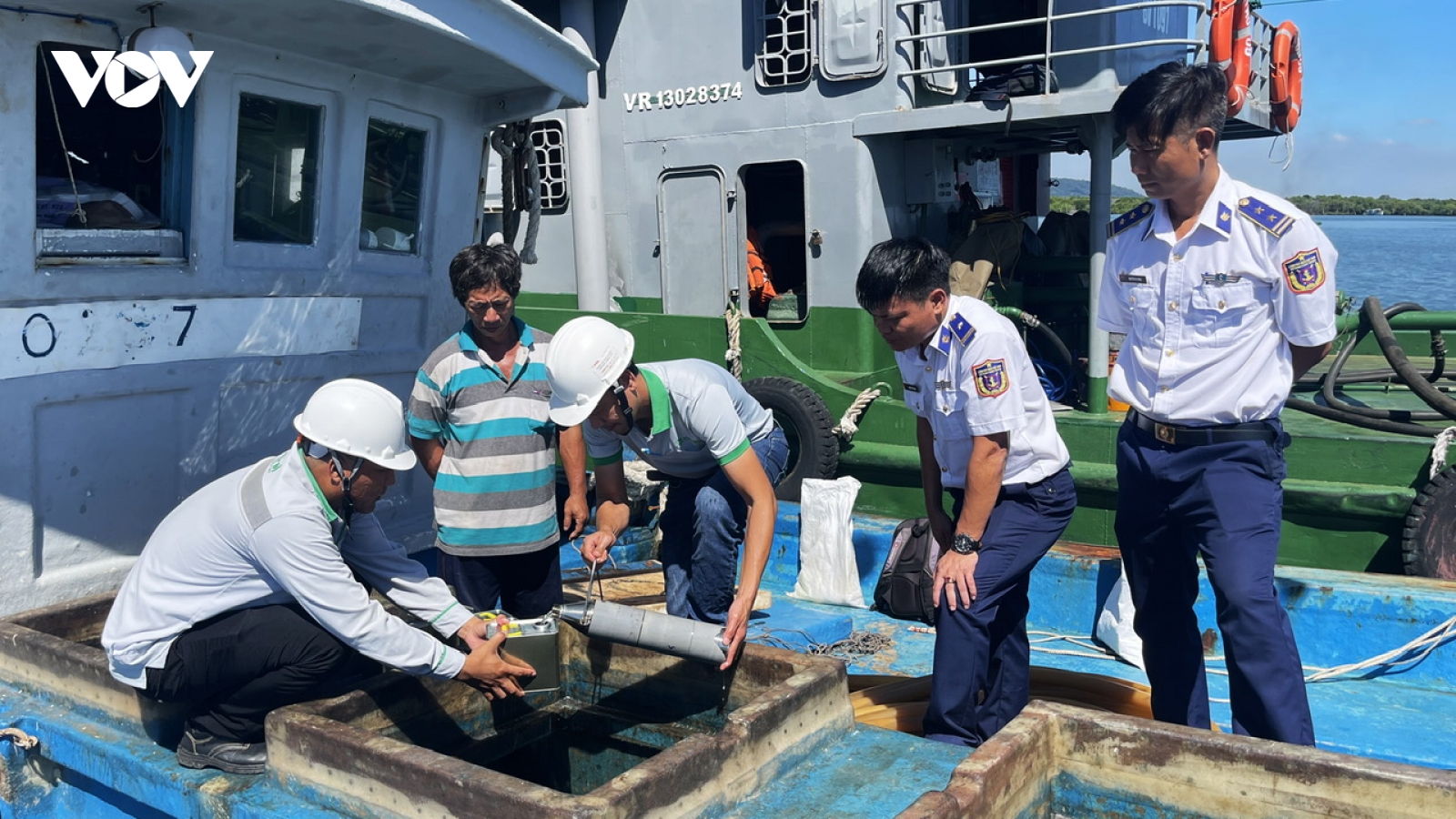Cảnh sát biển liên tục bắt giữ tàu chở dầu không có giấy tờ hợp pháp