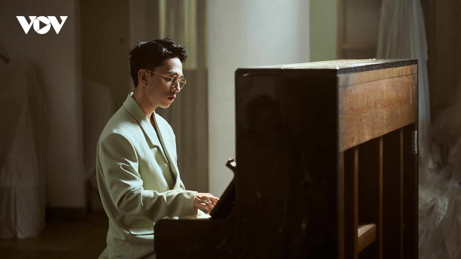 Dương Edward ra MV mới ngay sau khi dừng chân tại "Ca sĩ mặt nạ"
