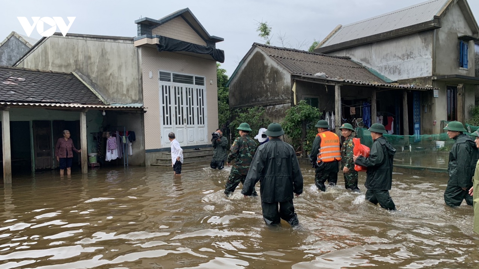 Tư lệnh Quân khu 4 thăm, tặng quà người dân vùng lũ Thừa Thiên Huế