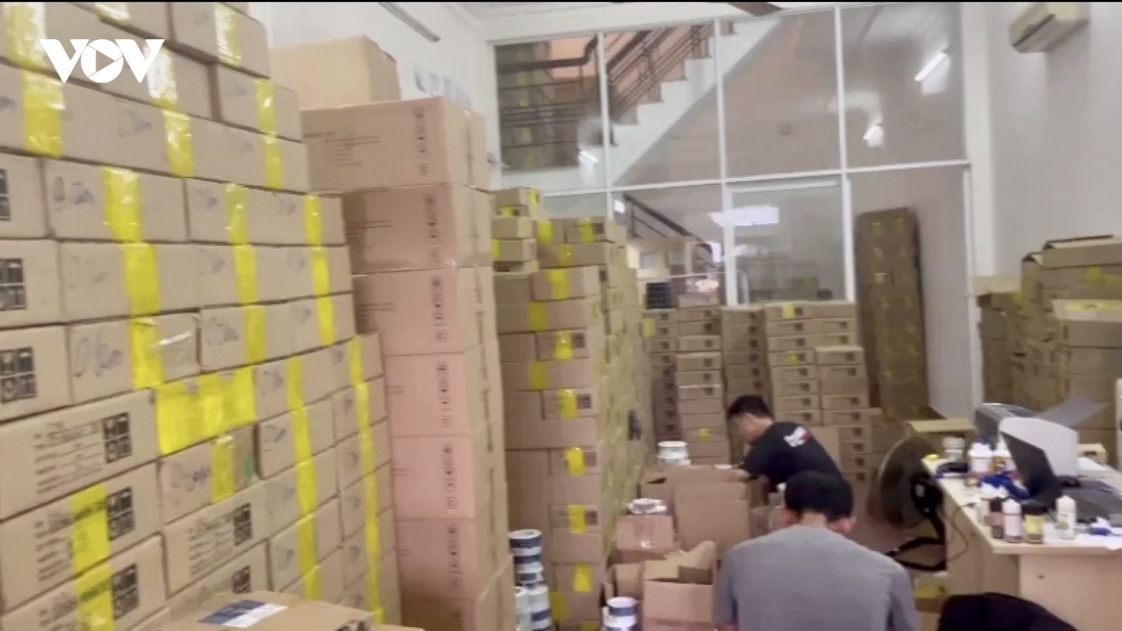 Thu giữ hàng ngàn lọ tinh dầu, thiết bị thuốc lá điện tử giá trị hơn 70 tỷ đồng