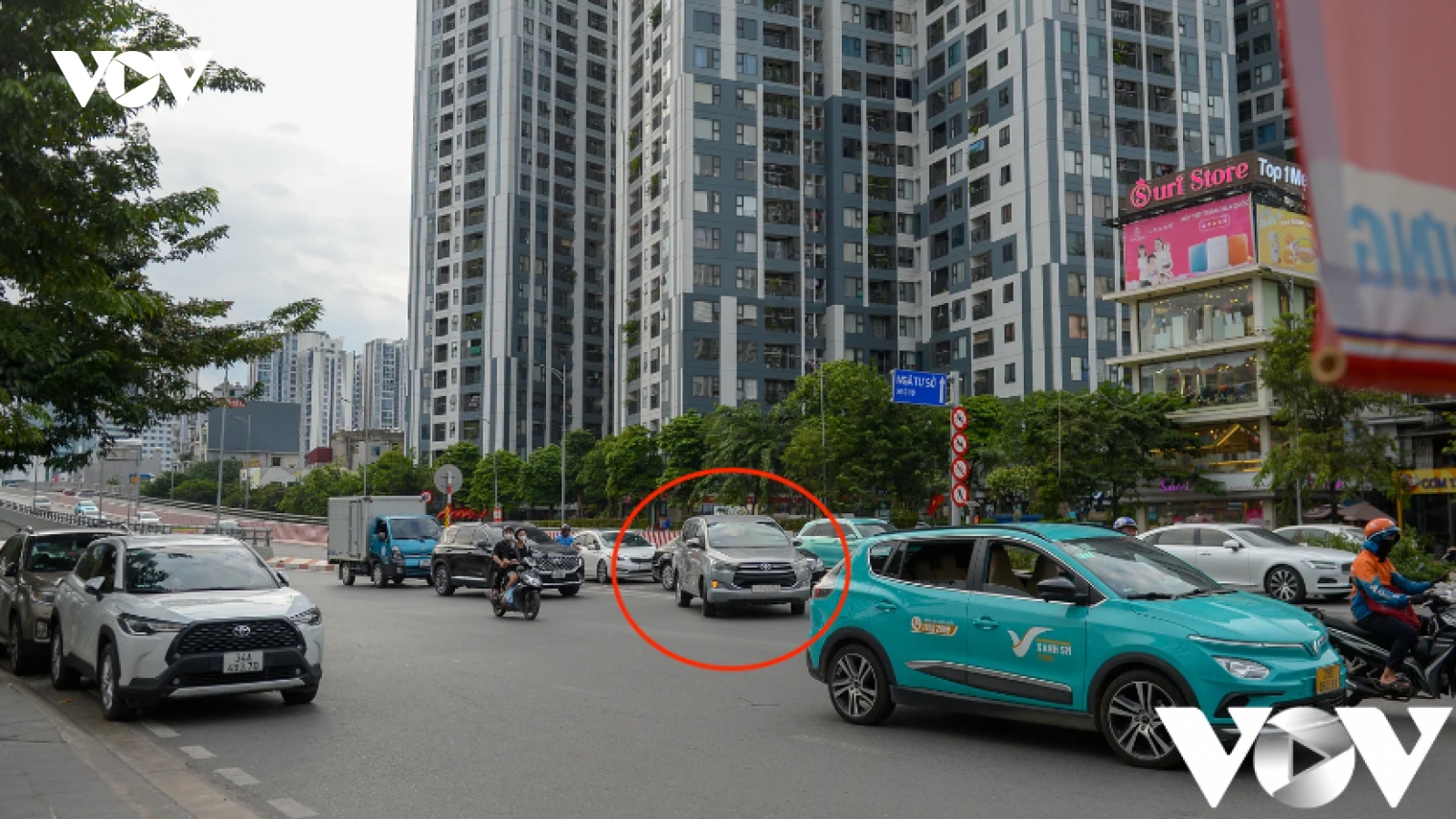 Hà Nội: Ô tô đi bát nháo tại điểm xuống từ Vành đai 2 vào KĐT Times City