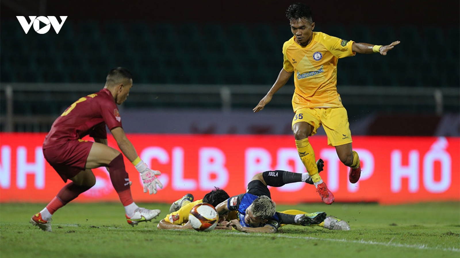 2 cầu thủ phải nhập viện trong trận thắng giúp CLB TP.HCM dẫn đầu V-League
