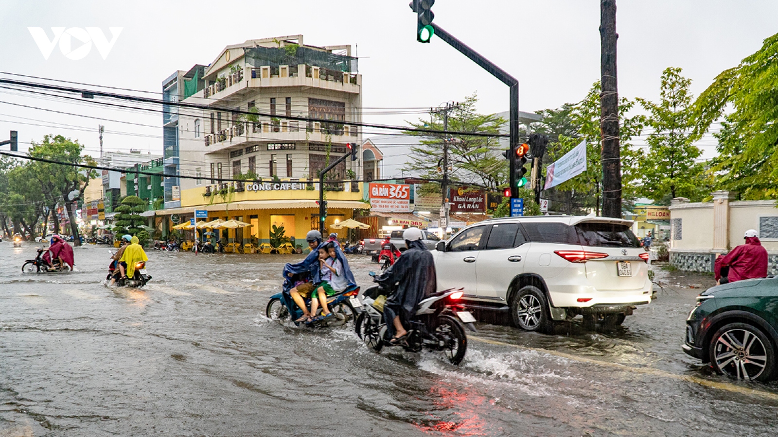 TP Cà Mau ngập kỷ lục, người dân ngồi canh cửa tát nước