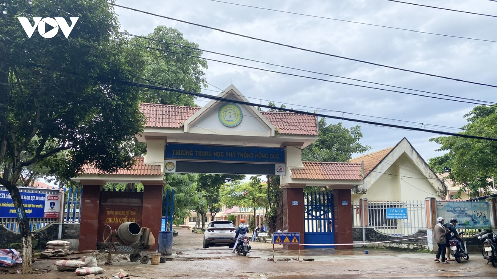 Nữ sinh bị bạn đánh tóe máu đầu, khâu 4 mũi trong giờ ra chơi