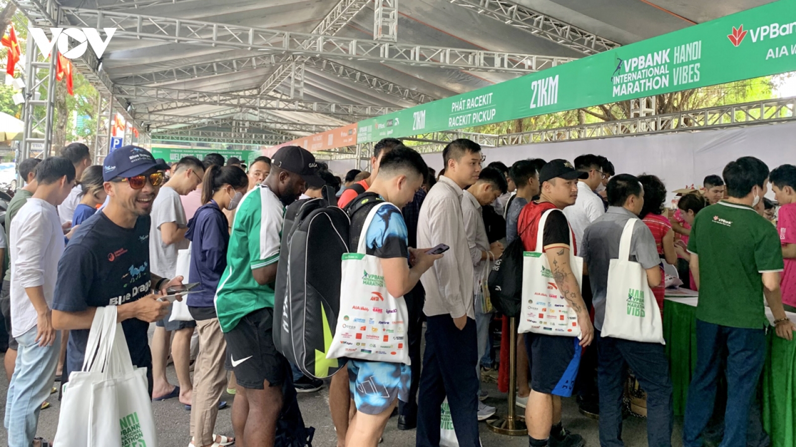 Runner hào hứng trong ngày đầu tiên nhận bib giải chạy VPIM 2023