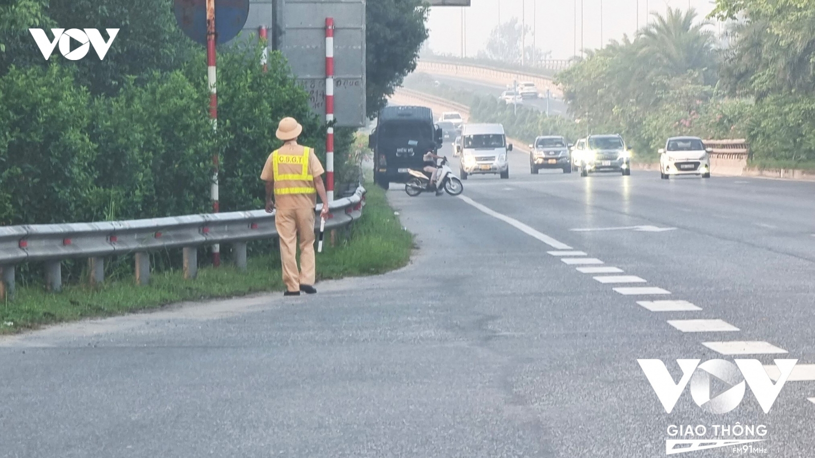 Xe đạp, xe máy đi vào đường cao tốc ở Hà Nội: Khó xử lý?