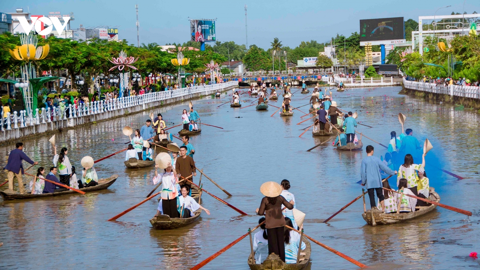 Hơn 150 người trình diễn áo bà ba trên sông ở Hậu Giang