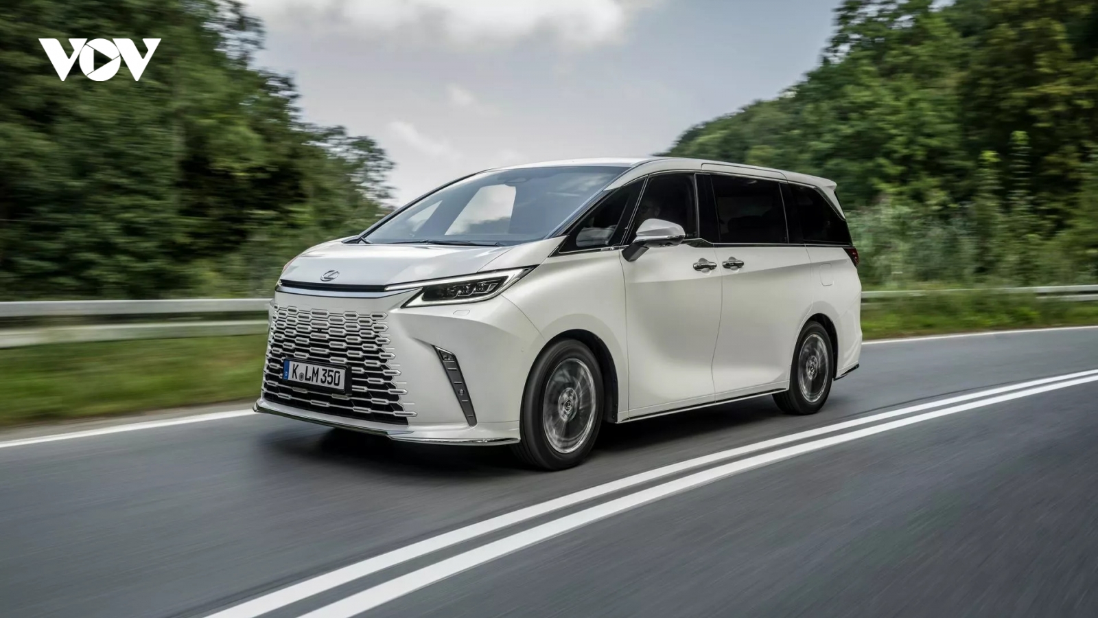 "Chuyên cơ mặt đất" Lexus LM 2024 mở bán tại châu Âu