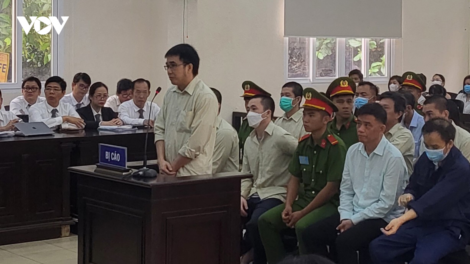 Nhận "bồi dưỡng" 8,3 tỷ đồng cấp phép lao động nước ngoài