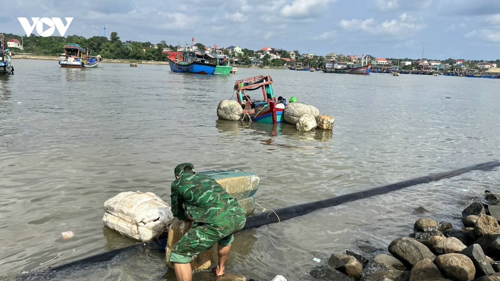 Huy động lực lượng trục vớt tàu cá bị chìm ở Quảng Trị
