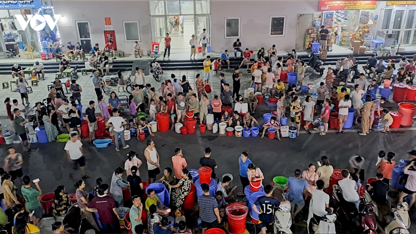 Cư dân KĐT Thanh Hà mang xô, chậu xếp hàng chờ nước sạch như thời bao cấp