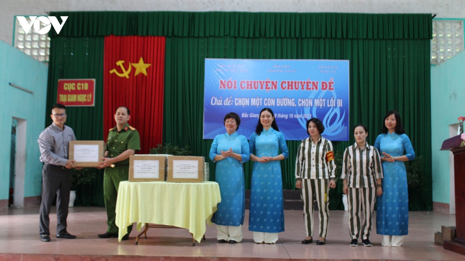 Tặng sách cho trại giam: Món quà đặc biệt cho các nữ phạm nhân ngày 20/10