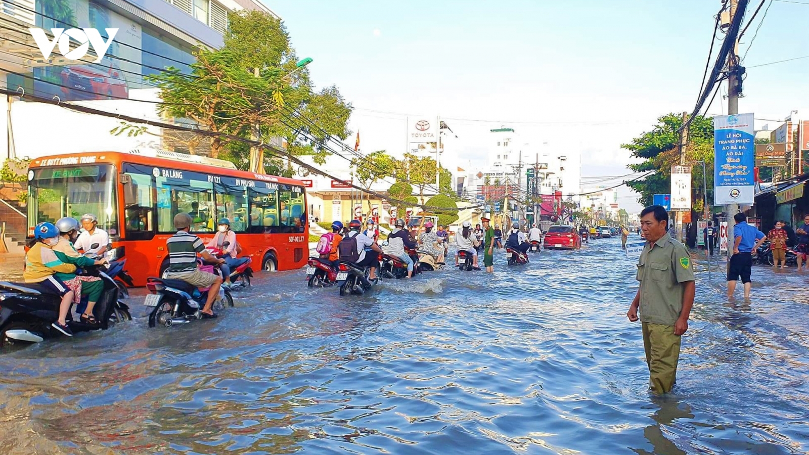 Đường Cần Thơ khô thoáng bất ngờ dù triều cường vượt mức báo động 3