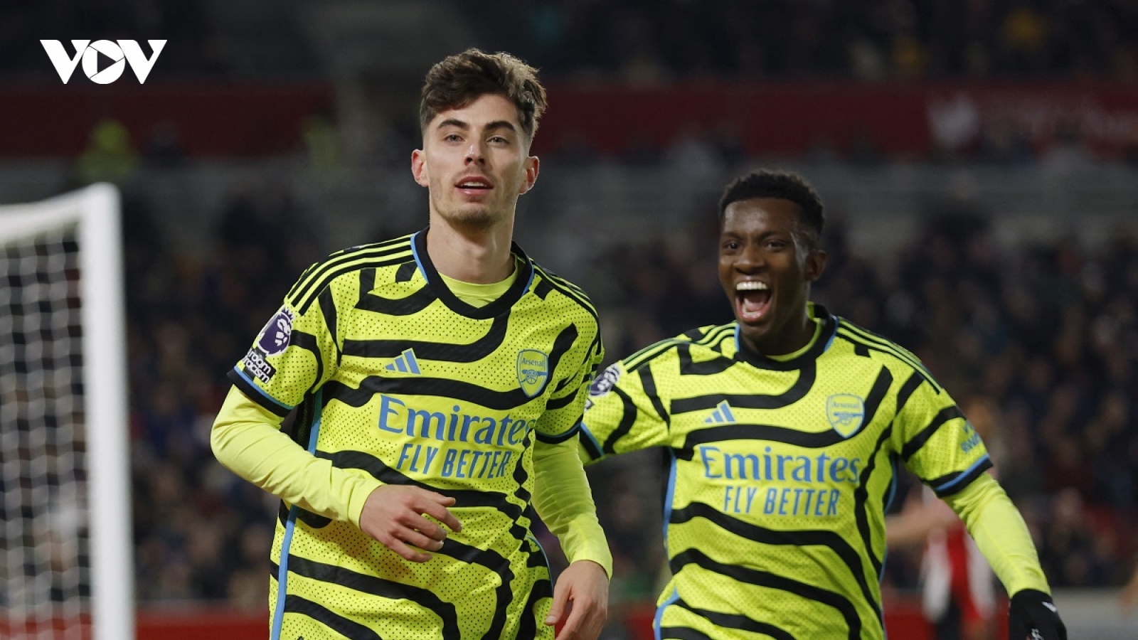 Kết quả Ngoại hạng Anh 26/11: Arsenal lên ngôi đầu bảng
