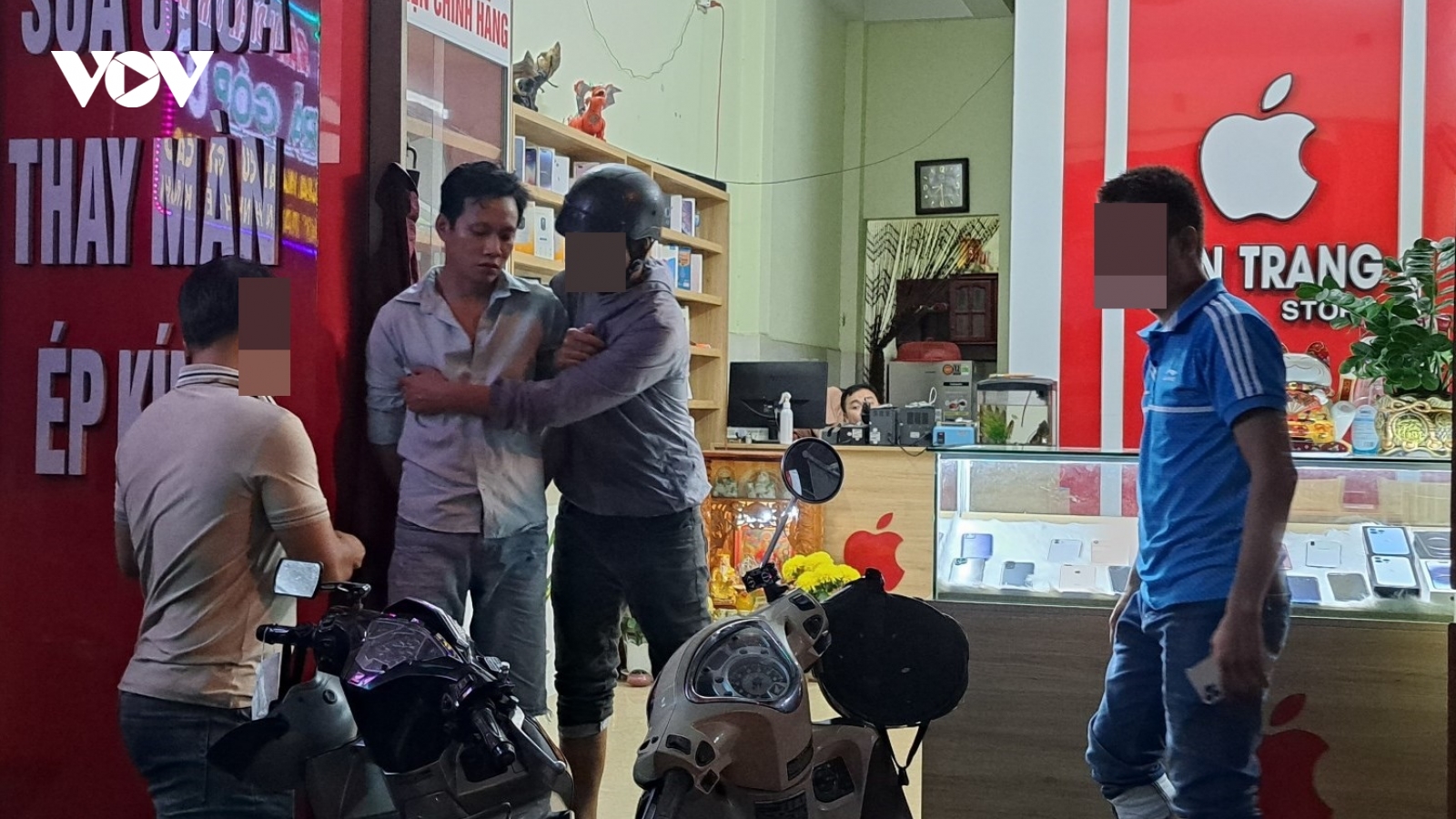 Bắt đối tượng dùng dao kề cổ nạn nhân cướp tài sản