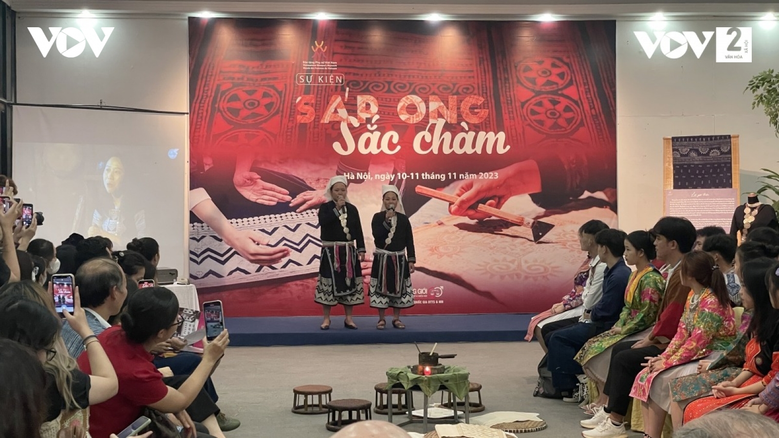 Bảo tồn và phát huy kỹ thuật vẽ hoa văn sáp ong truyền thống của phụ nữ dân tộc