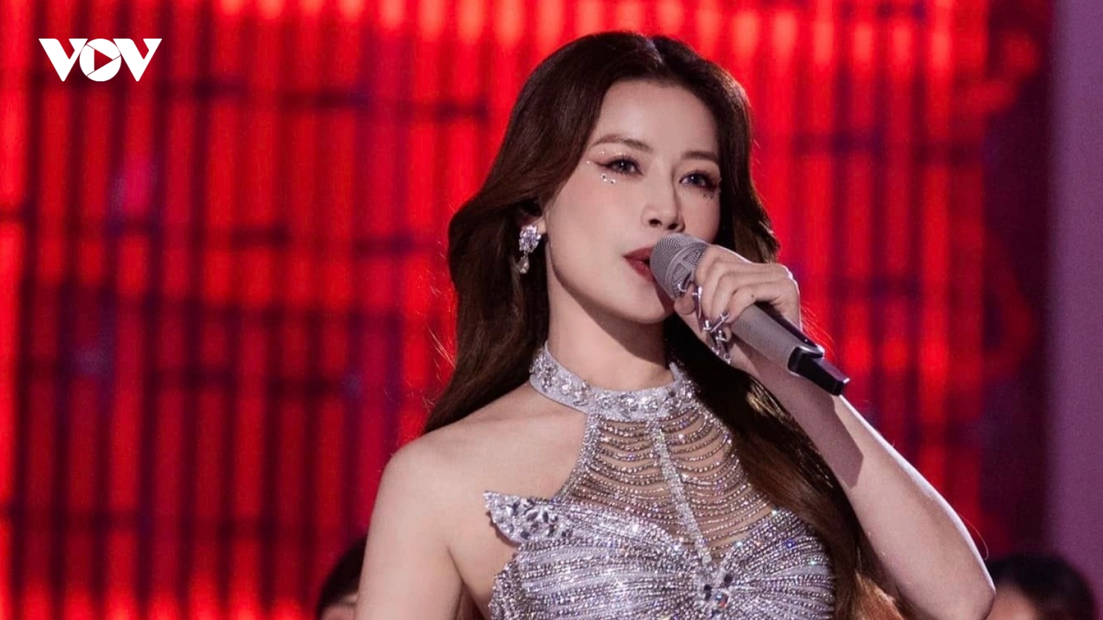 Chuyện showbiz: Chi Pu lên tiếng tin đồn bị truyền thông Trung Quốc tố hát nhép