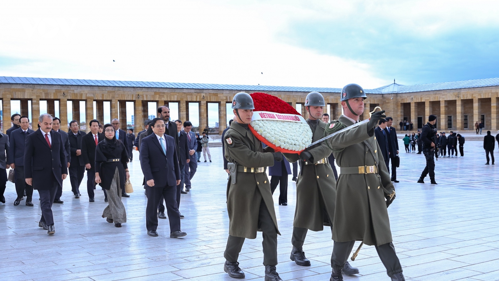 Thủ tướng và Phu nhân đặt vòng hoa, vào Lăng viếng cố Tổng thống Thổ Nhĩ Kỳ