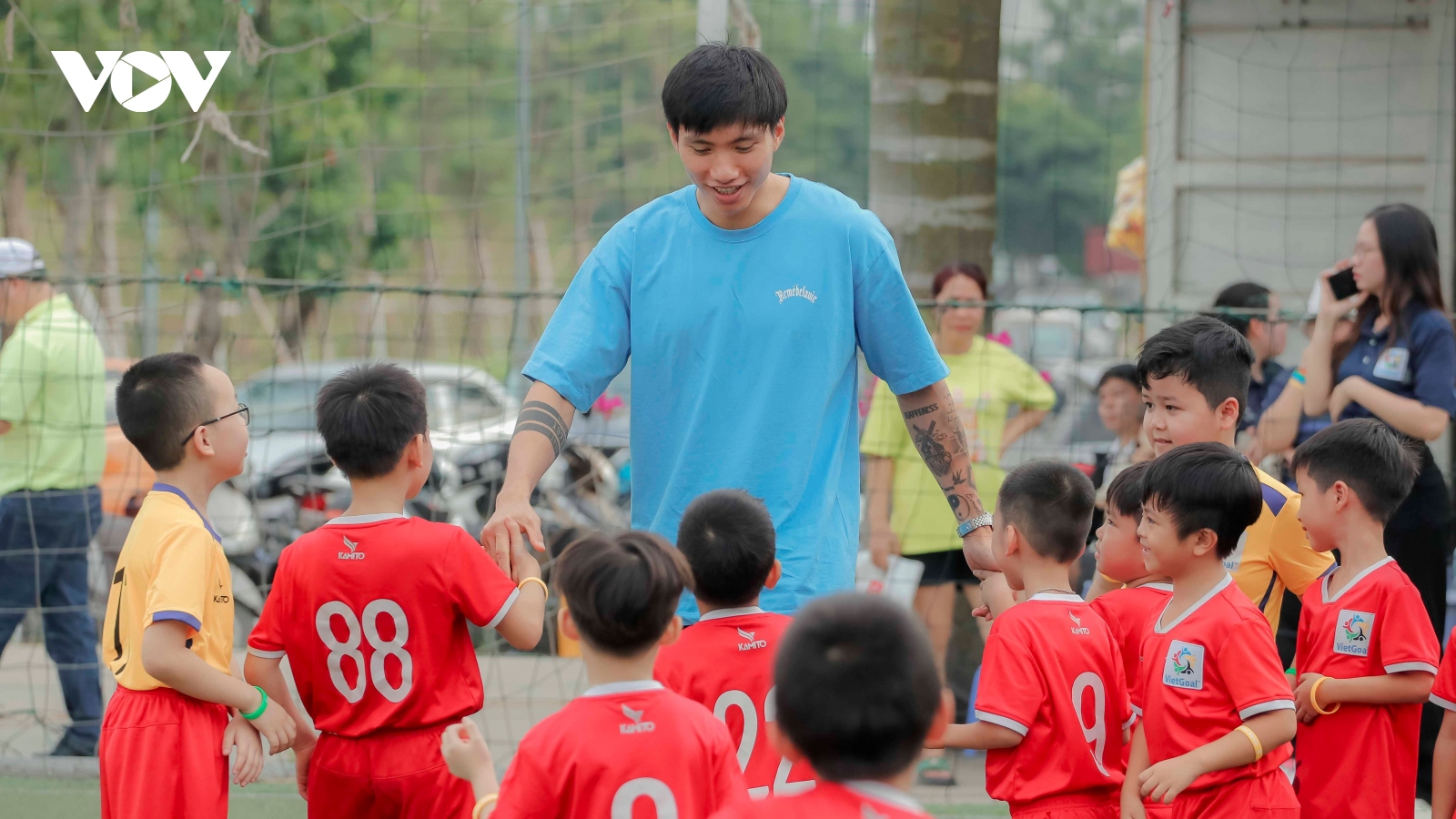 Đoàn Văn Hậu truyền cảm hứng cho 10.000 cầu thủ nhí tại Hà Nội Super Cup 2023
