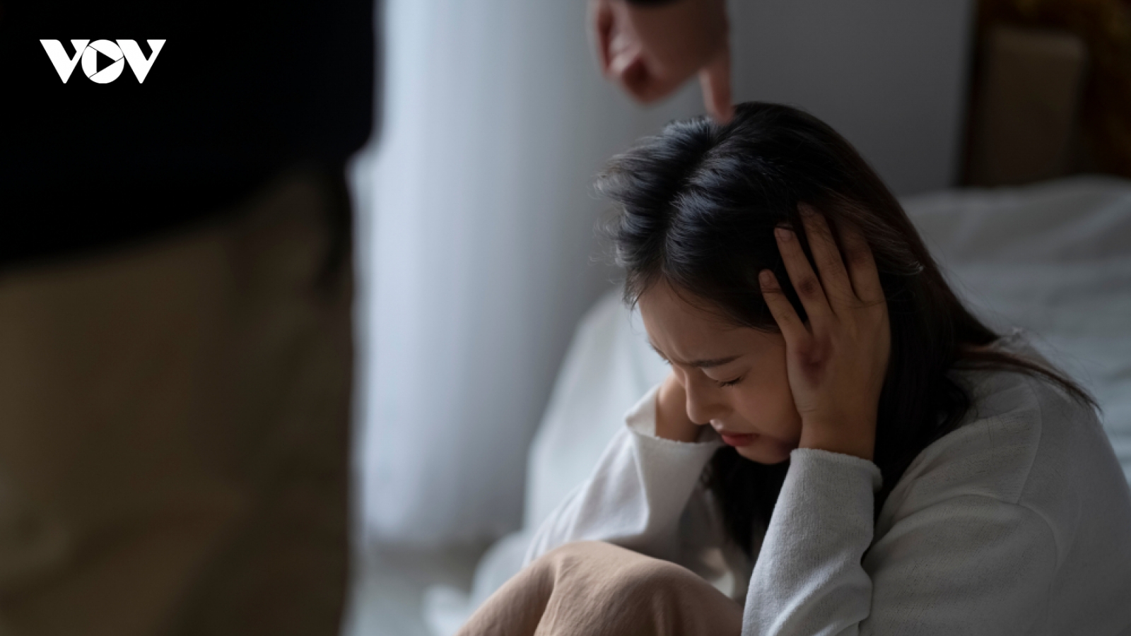 Con bị điểm kém, chồng lại lôi vợ ra chửi bới thậm tệ