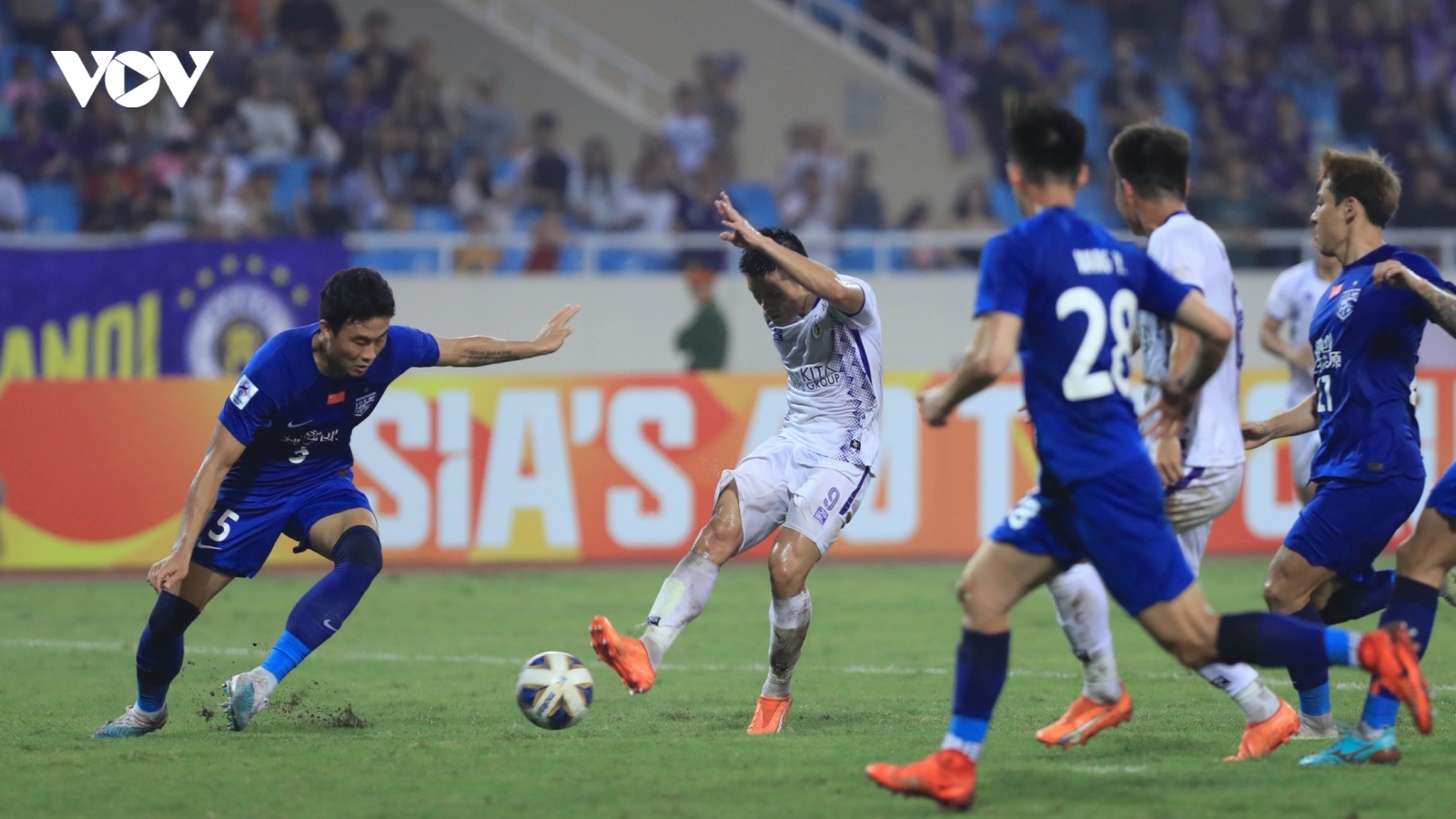 Ngược dòng đả bại Wuhan, Hà Nội FC và Tuấn Hải nhận mưa tiền thưởng từ bầu Hiển