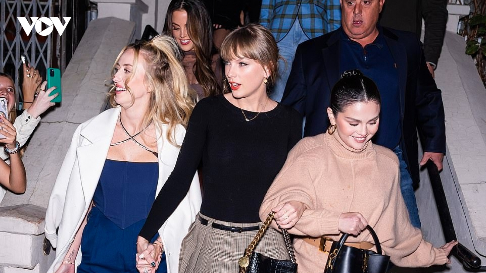 Selena Gomez xuất hiện thân thiết bên Taylor Swift sau đe dọa xóa Instagram