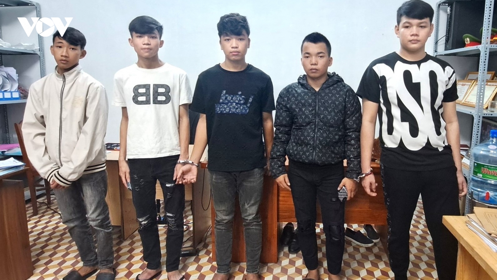 Khởi tố 6 đối tượng vì bắt, giữ người trái phép và cướp tài sản