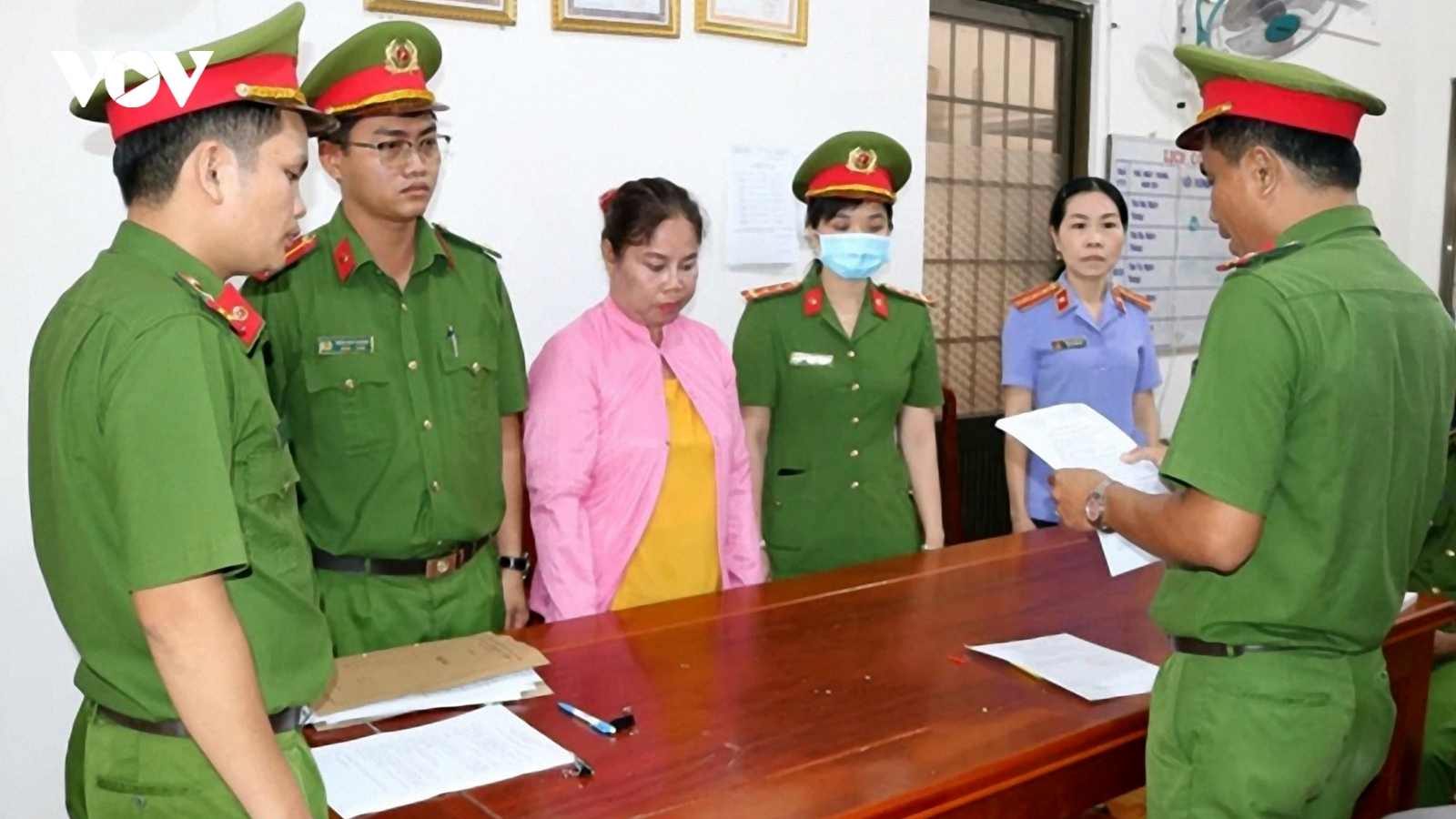 Bắt tạm giam 1 phụ nữ cho vay lãi nặng, thu lợi bất chính hàng tỷ đồng