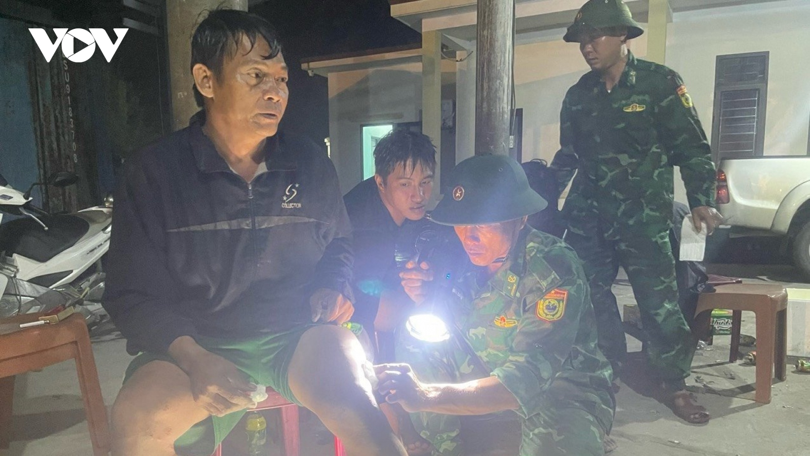 Cứu 3 ngư dân bị đắm tàu trên biển Quảng Bình