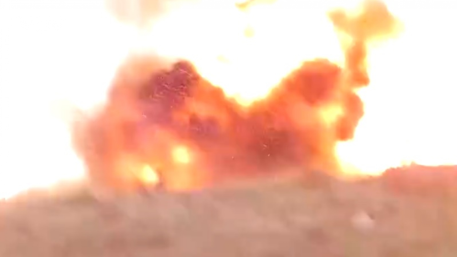 Cận cảnh Hamas gài thuốc nổ phá tung hàng rào biên giới Israel - Gaza