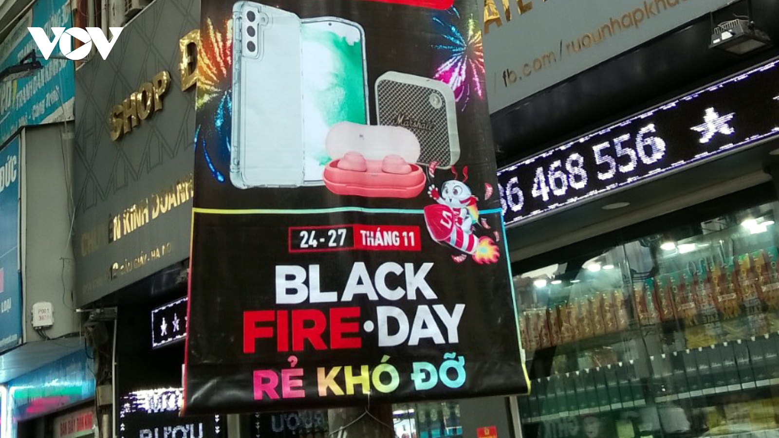 Black Friday 2023: Nhiều cửa hàng ở Hà Nội giảm giá “sập sàn” vẫn vắng khách mua