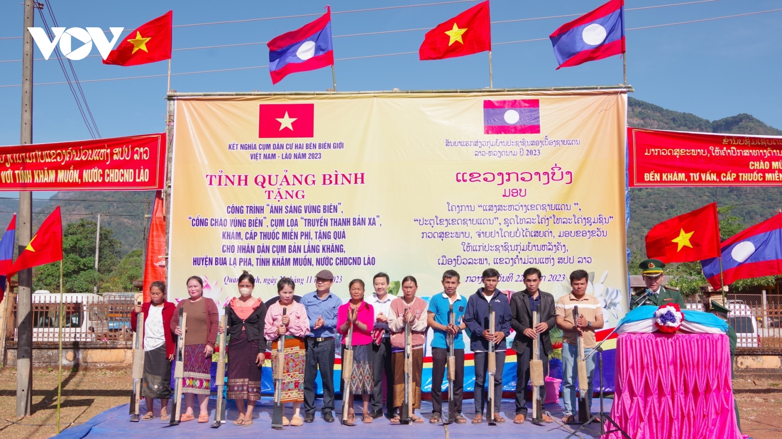 Tặng công trình dân sinh tại lễ kết nghĩa địa phương 2 bên biên giới Việt- Lào