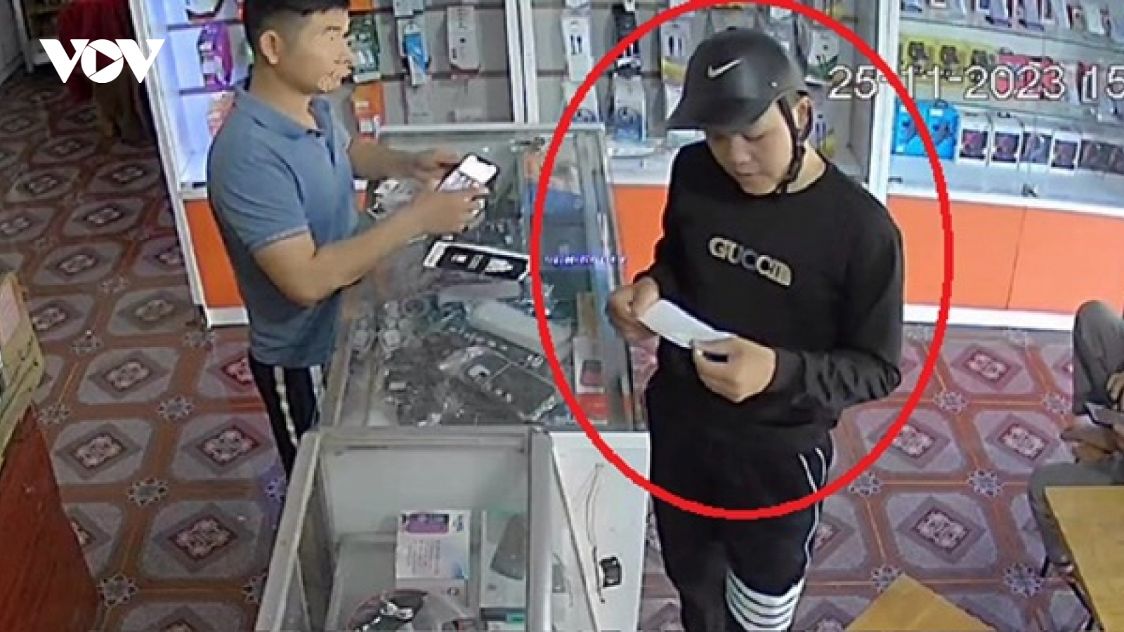 Vào cửa hàng cướp điện thoại Iphone rồi bỏ trốn vào rừng