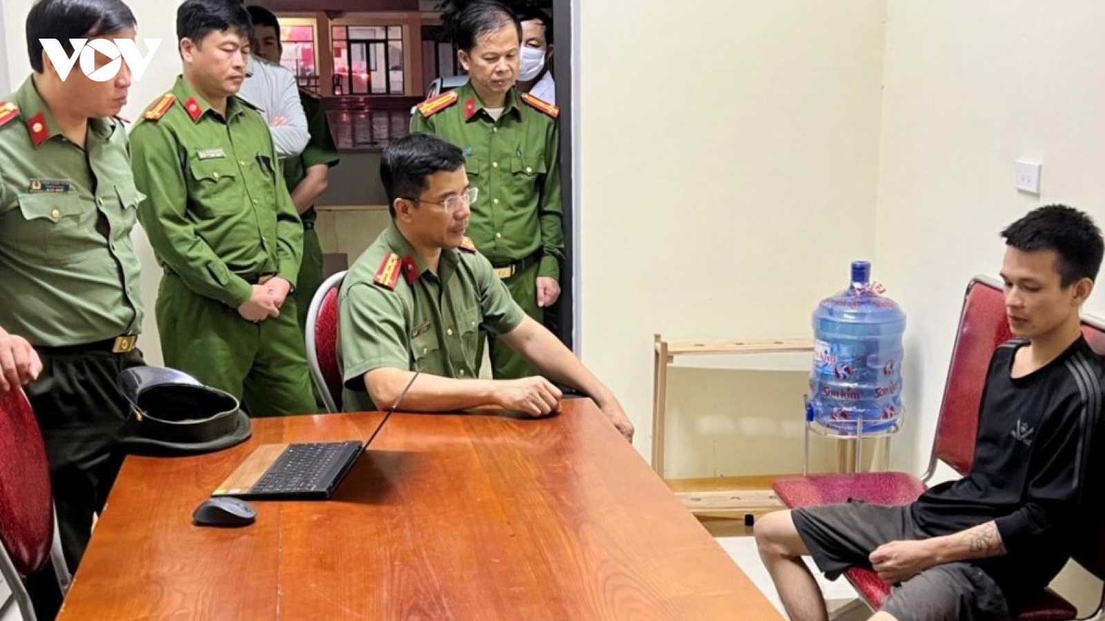 Đối tượng nghi buôn ma túy bất ngờ dùng kéo đâm vào cổ Thượng úy công an