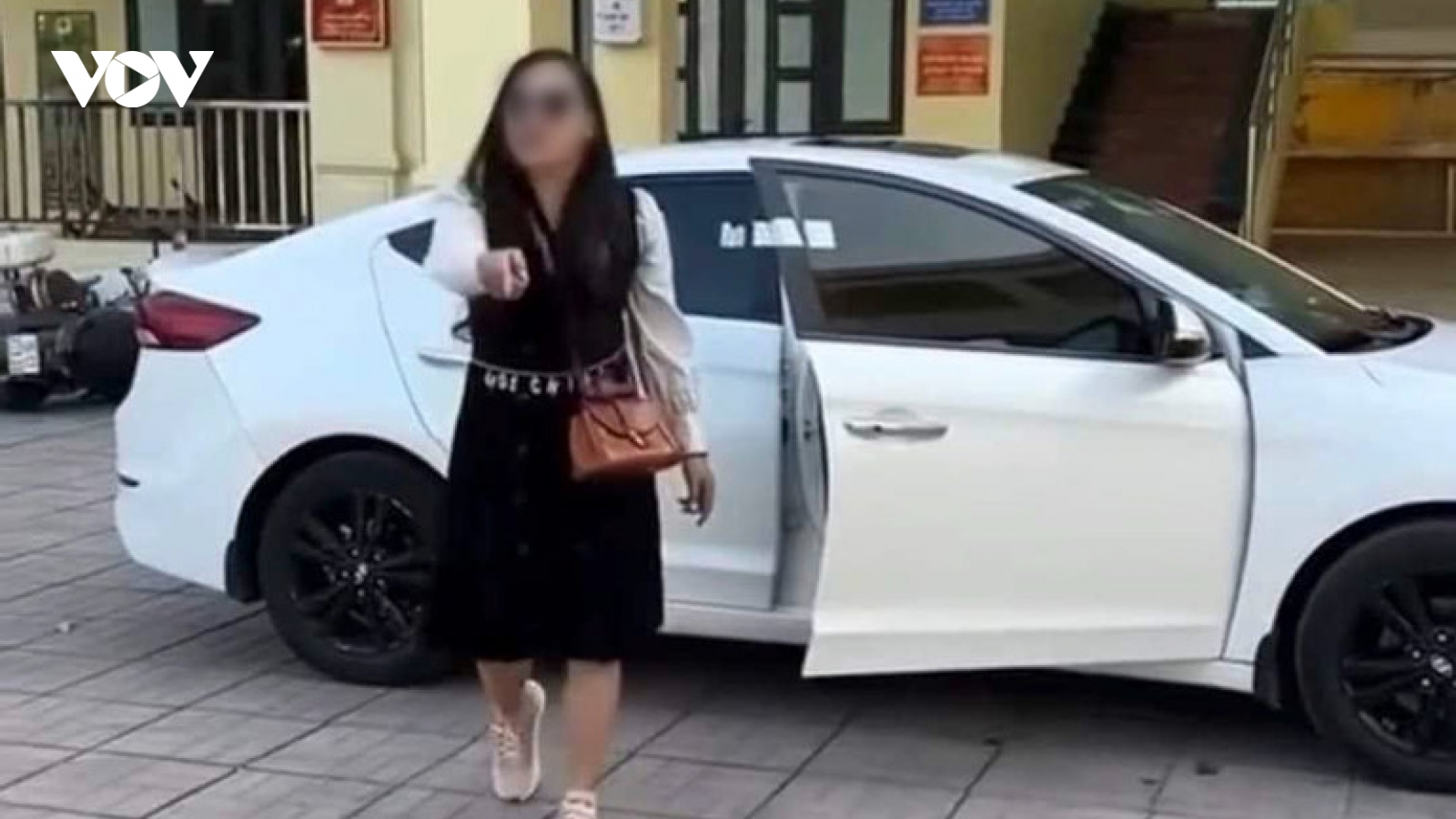 Nữ tài xế đến trụ sở xã ở Hải Phòng 'quậy phá' vì không gặp được công an