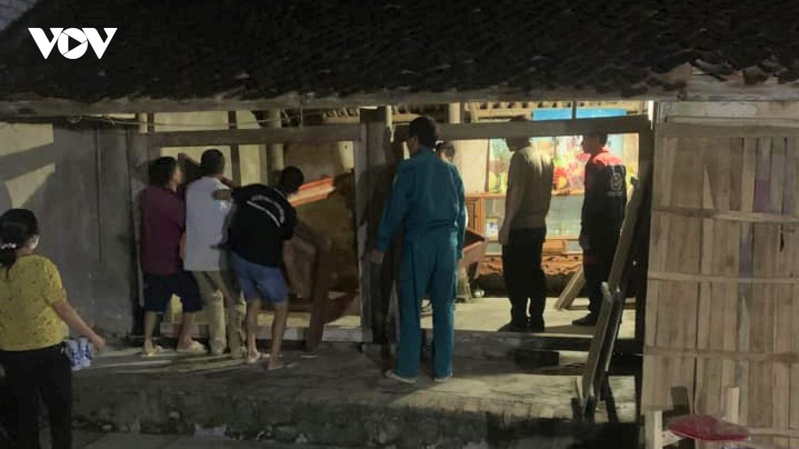 Mâu thuẫn trong cuộc rượu, đến tận nhà đâm chết bạn nhậu