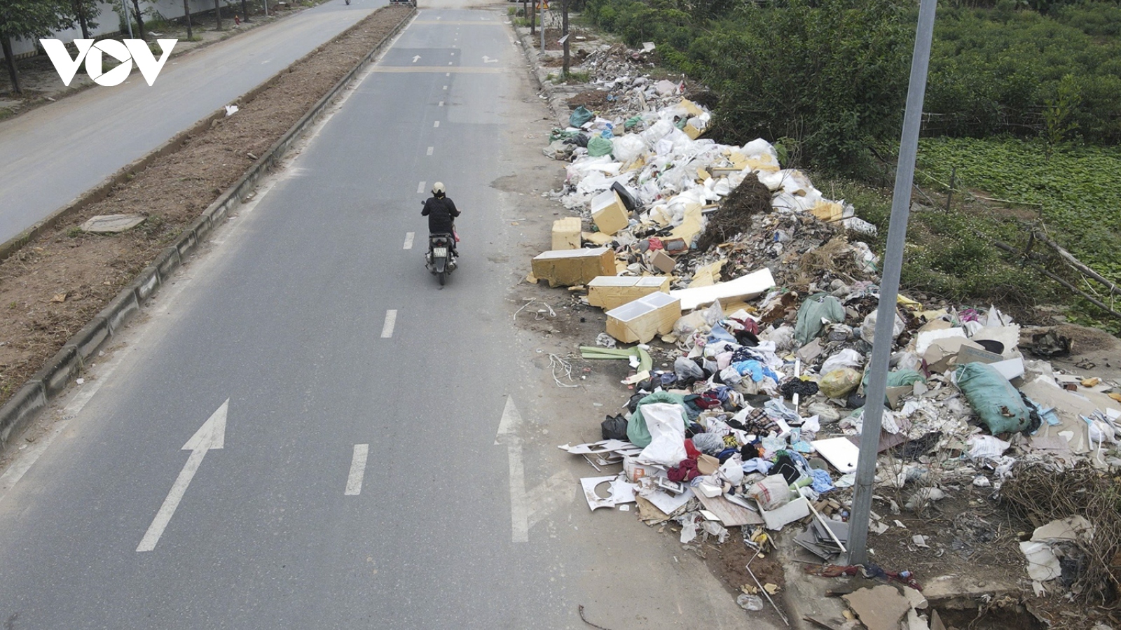 Rác thải ngập tràn con đường mới thi công ở Hà Nội