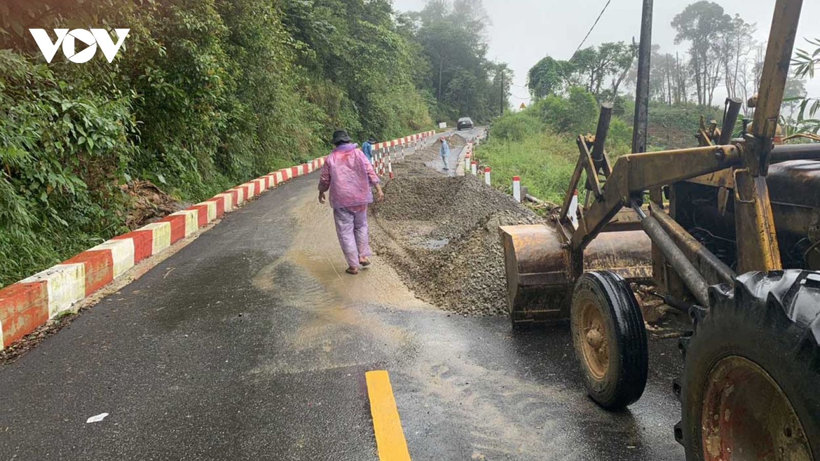 Khẩn trương khắc phục các điểm sạt lở đảm bảo giao thông tại huyện Kon Plông