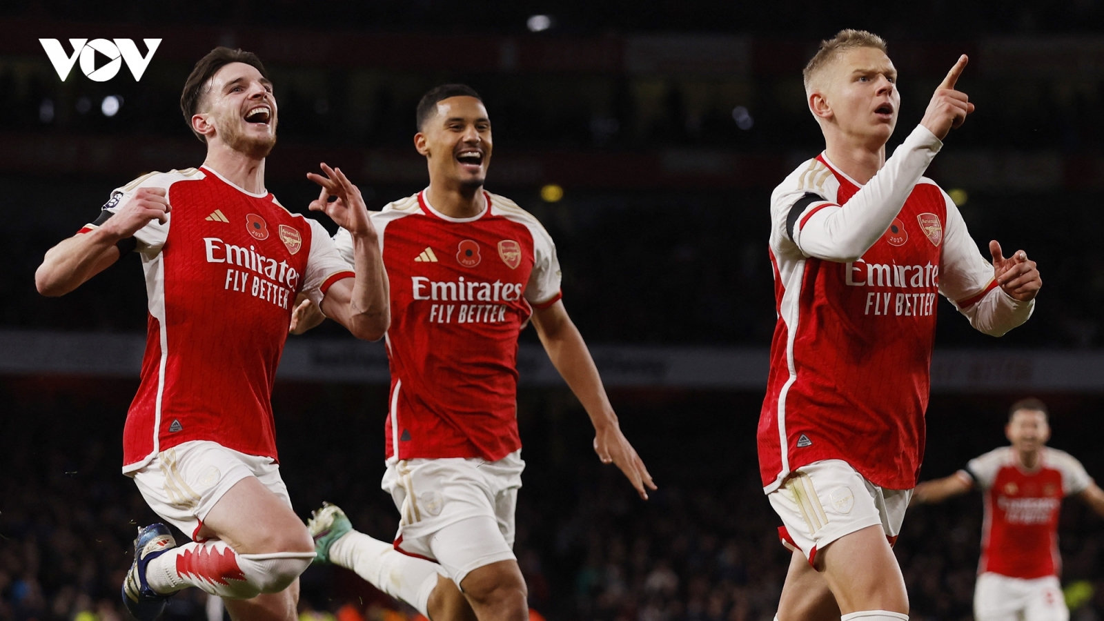 Thắng Burnley trong thế 10 người, Arsenal phả hơi nóng vào gáy Man City