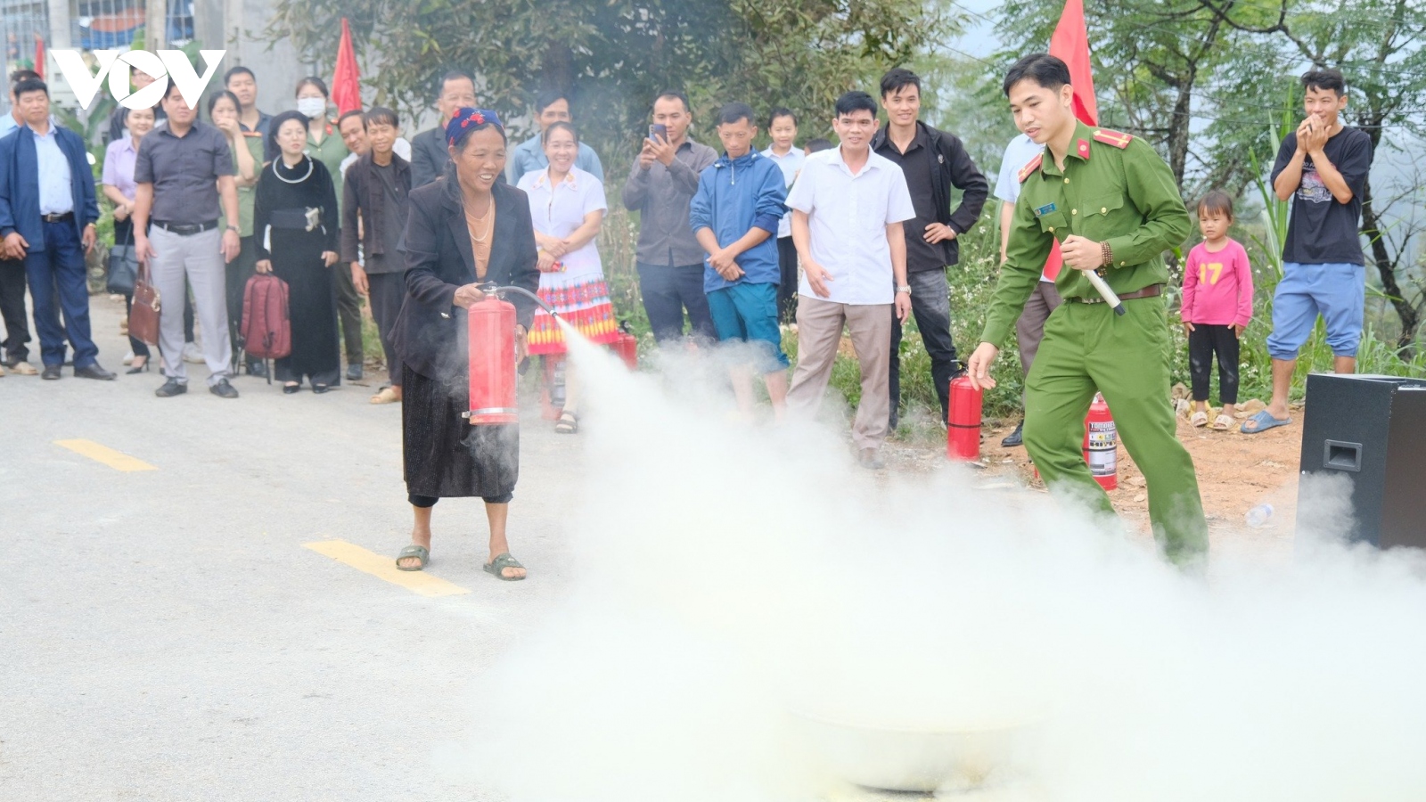 Trao bình chữa cháy: Đảm bảo an ninh chính trị, an toàn tại Khuổi Vin