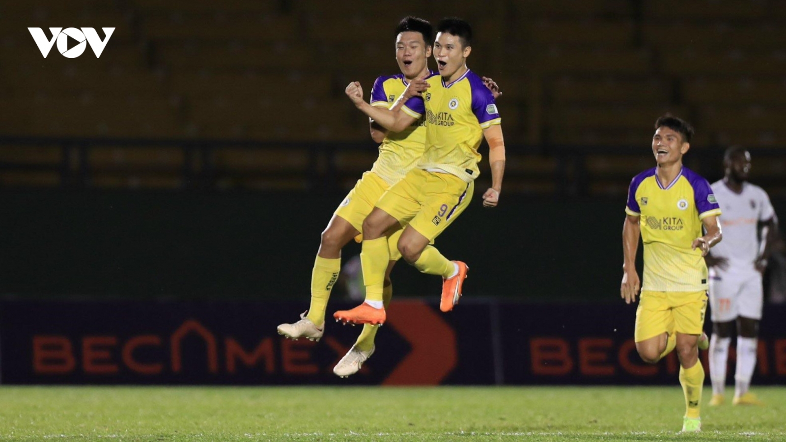 Bảng xếp hạng V-League mới nhất: Hà Nội FC đẩy HAGL xuống cuối bảng