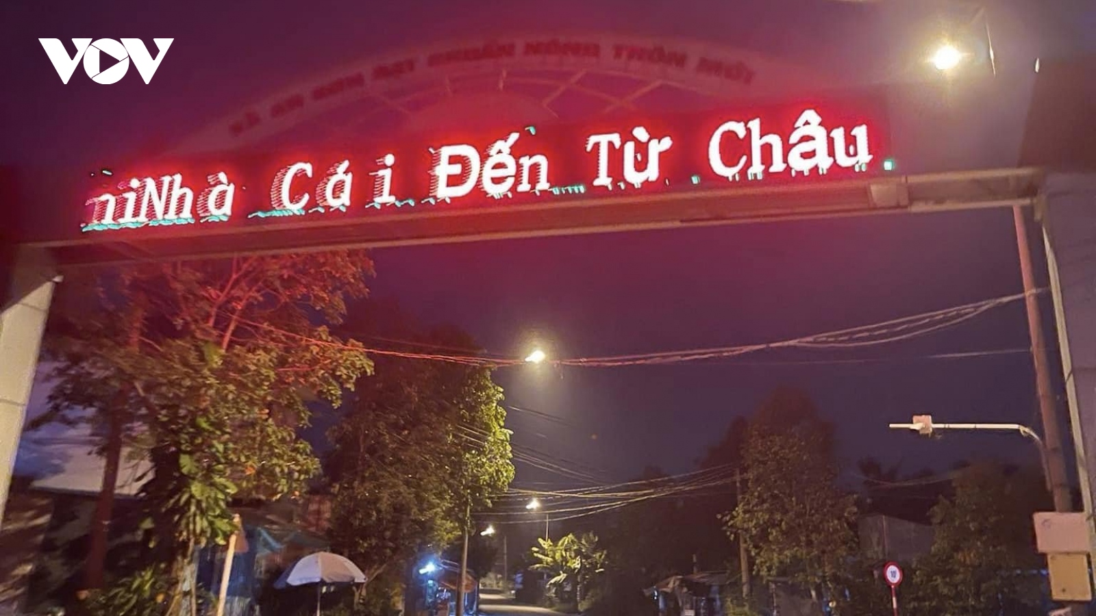 Cổng chào xã ở Bình Dương xuất hiện dòng chữ “lạ” liên quan đến cá cược bóng đá