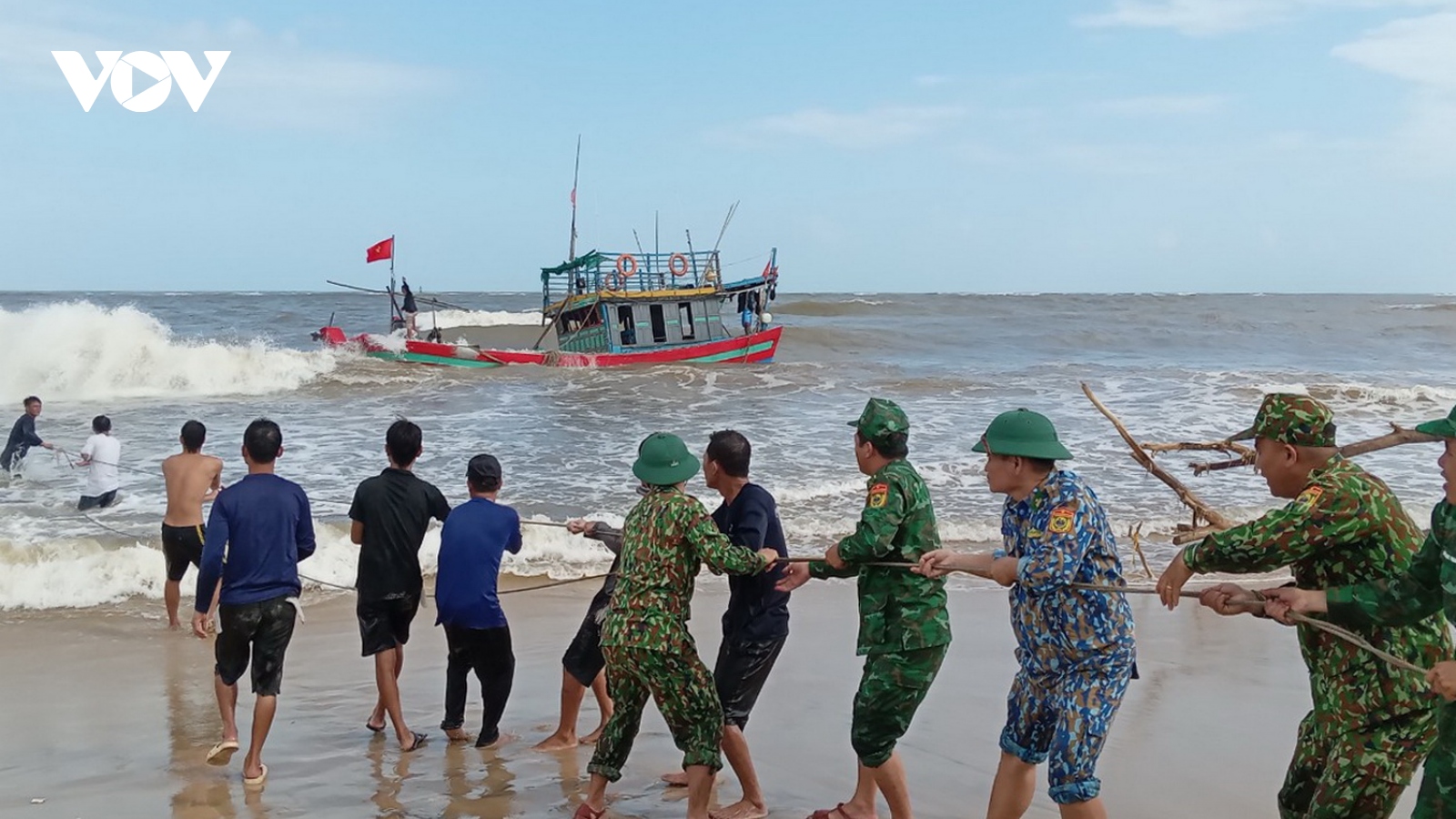 Sóng lớn, một tàu đánh cá trên đường vào cảng Cửa Việt bị mắc cạn