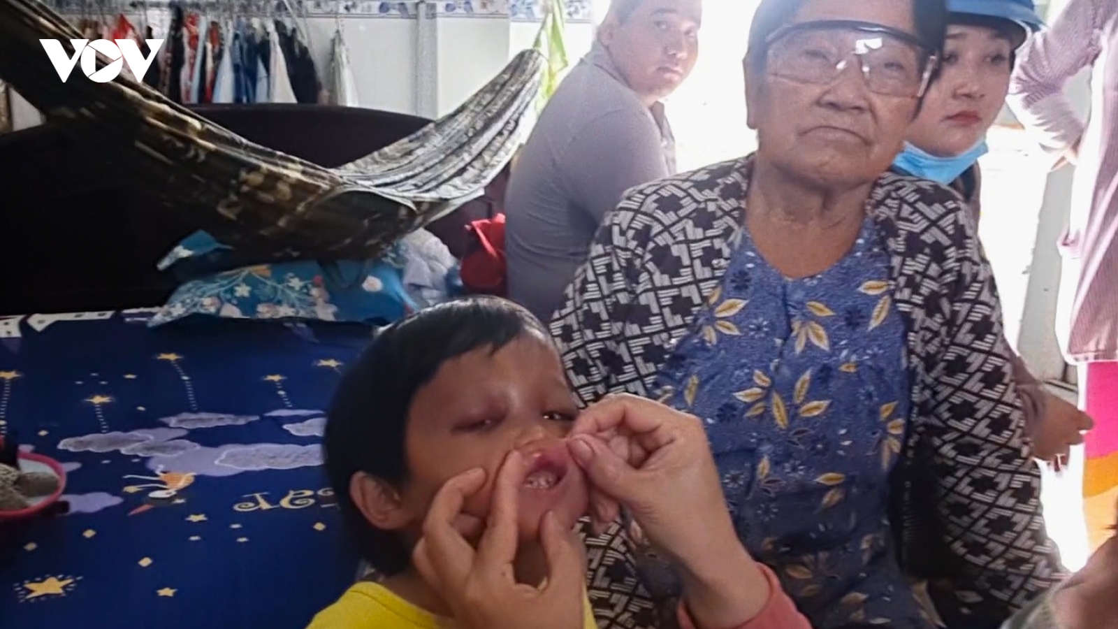Bắt tạm giam người đàn ông đánh con nuôi ở Cà Mau